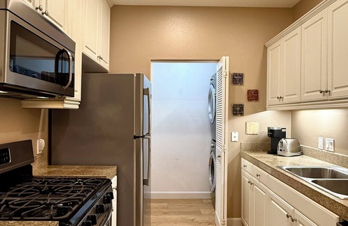 Airport Area Condo | A Luxurious Resort Style Condo in the Heart of Irvine