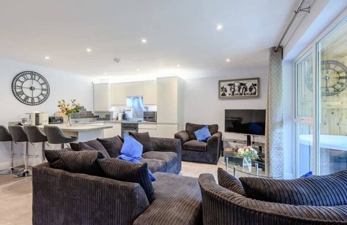 Littlebredy Cabin | A luxury garden lodge with HOT-TUB, sun terrace - sleeps up to 7 guests
