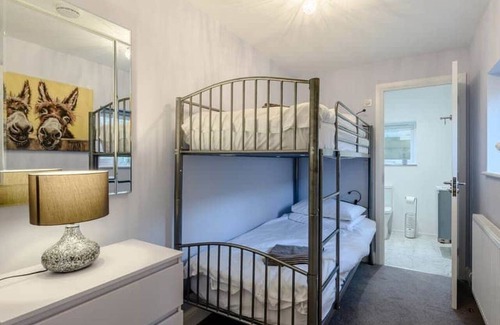 Littlebredy Cabin | A luxury garden lodge with HOT-TUB, sun terrace - sleeps up to 7 guests