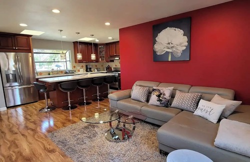 Evergreen Park Condo | A Luxury Urban Getaway Walk to Stanford #2333