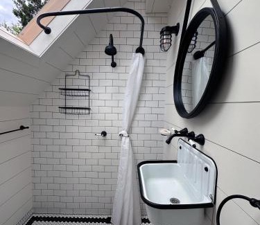 Caulfield South House | A Majestic Victorian Private Rear Access Quarters