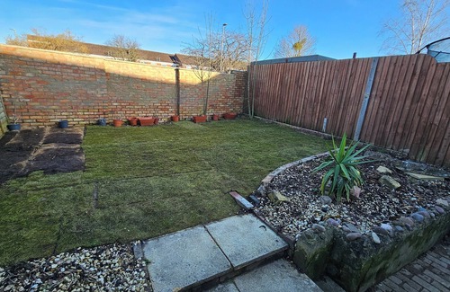 Quedgeley House | A modern 4 Bedroom and 2 bathrooms House. Private parking. Quiet area.
