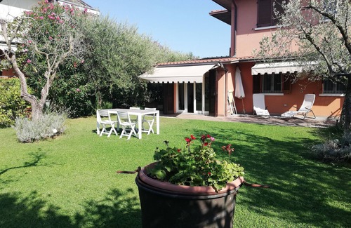 Padenghe sul Garda Apartment | A modern apartment with a cozy garden