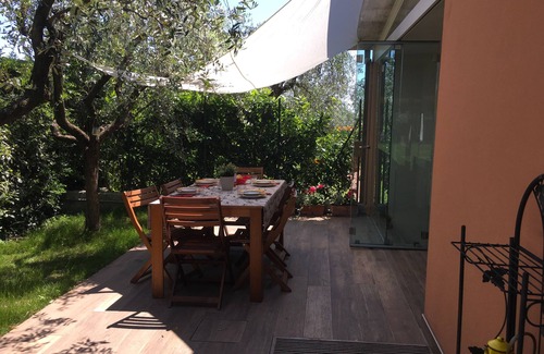 Padenghe sul Garda Apartment | A modern apartment with a cozy garden