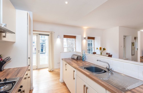 Old Town Apartment | A modern one-bed apartment located in the heart of Edinburgh's Grassmarket. Sleeps 2