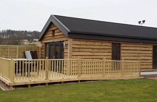 Crieff Cabin | A montana lodge with hot tub that sleeps 4 guests in 2 bedrooms