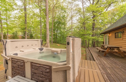 Gatlinburg - Pigeon Forge House | A Mountain Hyde-A-Way - Firepit | New Hot Tub| Wears Valley| Easy Access