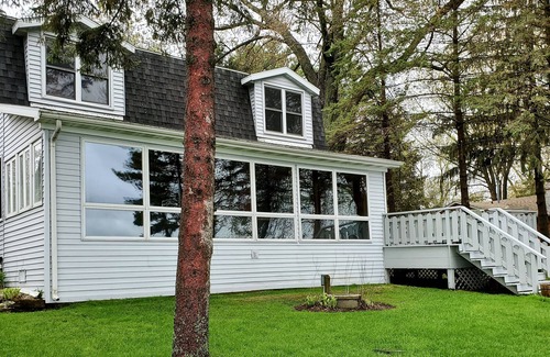 Markesan Cottage | A Must Stay! Lovely, Newly Updated, Sleeps 10, Sandy Bottom, Great for Children!