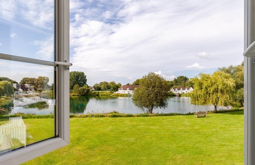 South Cerney Cottage | A new england lakeside lodge that sleeps 6 guests in 3 bedrooms