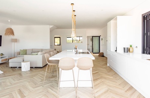 Salema Villa | A New Luxury Vila located in Salema- Sleeps 6/8 - 8 mins walk to the beach