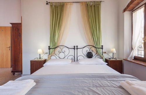 Caprino Veronese Hotel | A old inn that is an italian landmark . about 200 years old "SUITE 3"