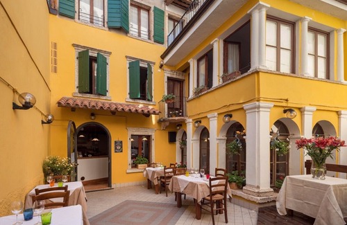Caprino Veronese Hotel | A old inn that is an italian landmark . about 200 years old "SUITE 3"