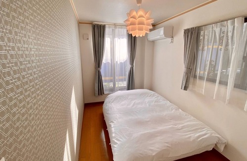 Chikusa Ward House | A petfirst villa has been created in the center o / Nagoya Aichi
