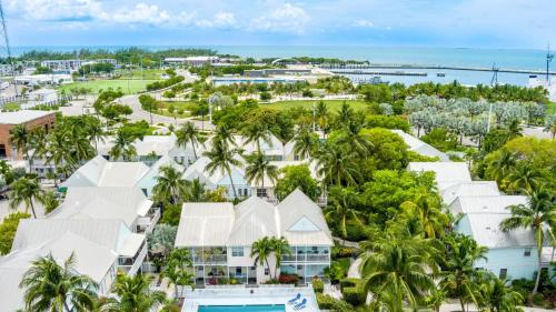 Bahama Village House | A Place In Paradise by AvantStay Key West Walkable w Shared Pool Week Long Stays Only