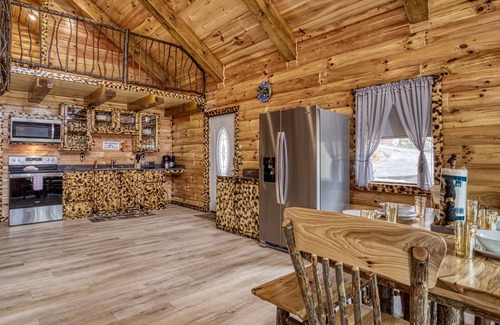 Newport Cabin | A Playful Bears Cabin: Get Ready for a Beary Good Time in the Smokies!