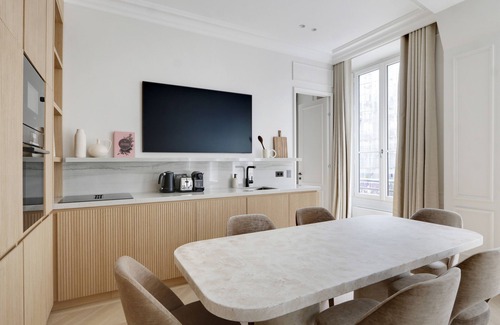 Les Halles Apartment | A Prestigious 2BR/2BA with Services - Louvre-Rivoli II