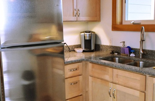 Craig Apartment | A private oceanfront luxury suite. Government discounts offered upon inquiry.