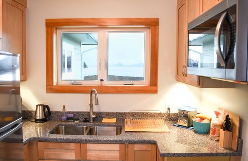 Craig Apartment | A private oceanfront luxury suite. Government discounts offered upon inquiry.