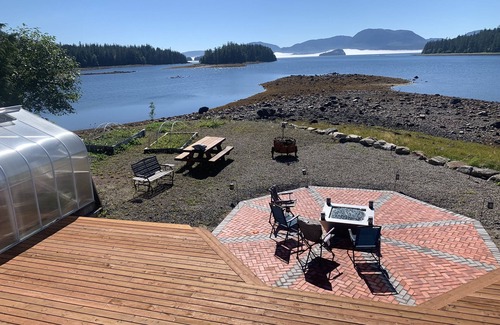 Craig Apartment | A private oceanfront luxury suite. Government discounts offered upon inquiry.