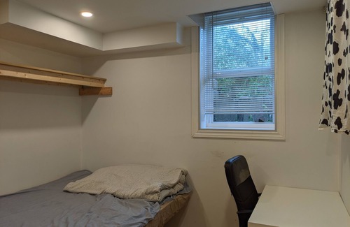 Richmond Hill Apartment | A Private Room 3B in the basement