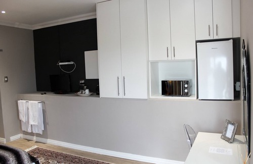 Paarl House | A’ Queenslin Guesthouse offers guests a peaceful home away from home.