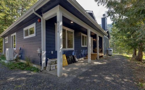 Maple Falls House | A re-styled single story, 3-bedroom, 2-bath ranch style cabin at Silver Lake