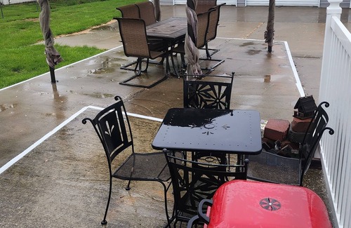 Perry House | A real charmer built in 1915 , pet friendly , located next to Mark Twain lake.