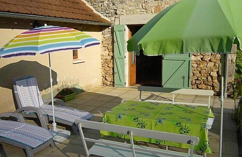 Larroque-Toirac Cottage | A renovated stone Gite for 4 persons with secure parking on site and shared pool