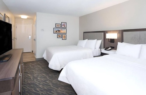 Roanoke House | A Restful Stay w/ Two Queen Beds! Pets Allowed