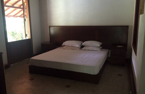 Kosgama House | A serene peaceful environment bordering A River.