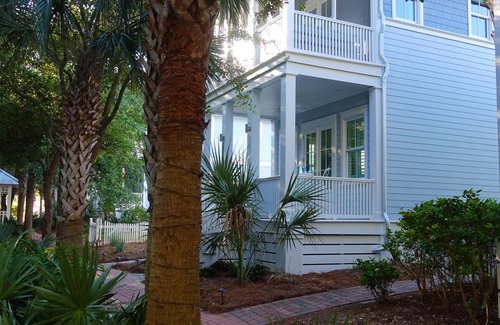 Sunnyside House | "A Shore Thing" Carillon Beach 2 minute walk to the beach