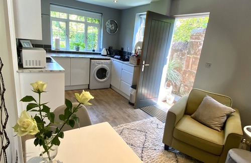 Chester Apartment | A short walk to the City, with free parking: this place oozes class!