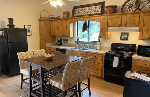 Wimberley House | "A slice of paradise" Wonderful cabin w/amazing views, private pool and hot tub