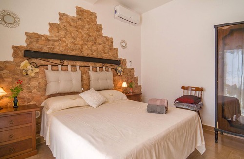 Partinico Apartment | A spacious apartment with a bathing area in the garden awaits you.