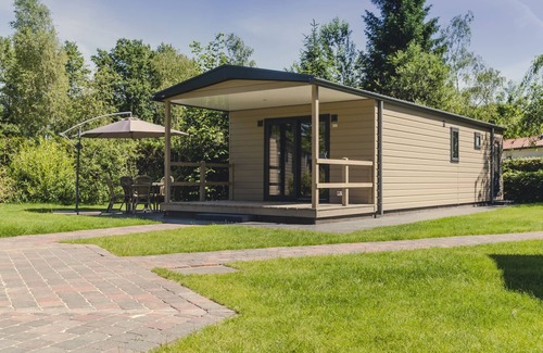 Zuna Cabin | A spacious bungalow with a nice veranda and a view of the playground