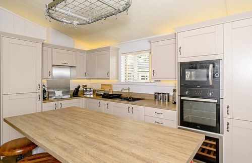 Honiton Ski Chalet | A spacious lodge with one master double with en suite shower room.