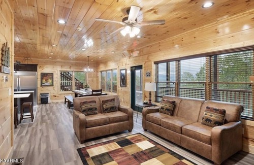 Gatlinburg Cabin | A Splash of Heaven - 10 minutes from downtown Gatlinburg!