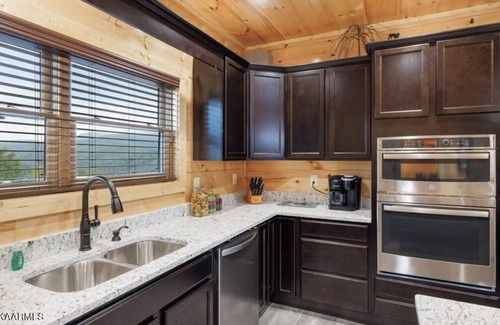 Gatlinburg Cabin | A Splash of Heaven - 10 minutes from downtown Gatlinburg!