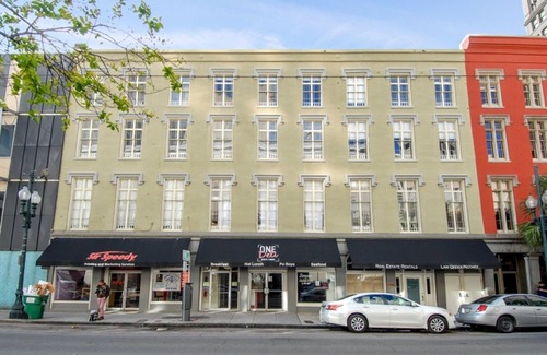 Central Business District Condo | “A Stone's Throw” from French Quarter-Modern Charm Gorgeous CBD Condo
