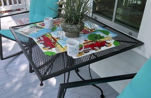 Uptown - Upper Duval Cottage | A Stones Throw Away from Duval - Downtown -Caroline's Cottage KW