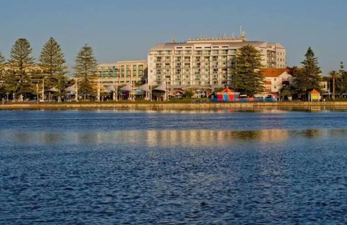 The Entrance Apartment | A-The Entrance Private Water Front 1 bedroom appartment at the Oaks