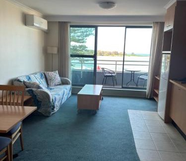 The Entrance Apartment | A-The Entrance Private Water Front 1 bedroom appartment at the Oaks