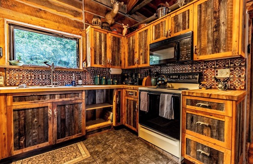 Livingston Cabin | A totally authentic Montana sweet retreat in a convenient location
