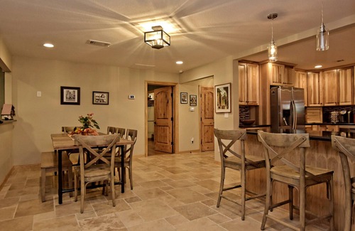 South Congress House | A touch of TX Hill Country-SOCO Austin, Big 5BR, SwimSPA-seats 10, Sauna, 7 Beds