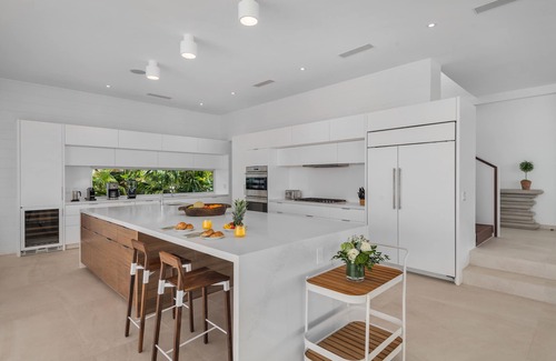 Providenciales Villa | A two level exceptional 5 bedroom villa with direct access to the beach