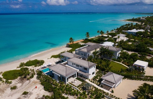 Providenciales Villa | A two level exceptional 5 bedroom villa with direct access to the beach