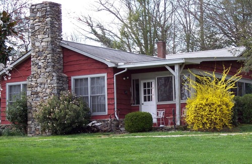 Hendersonville House | A unique apple country retreat