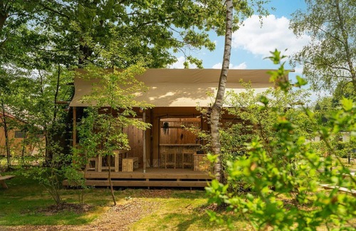 Notter Cabin | A very chill safari tent with your own bar: the bartenter!