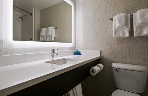 Paine Field-Lake Stickney House | A warm, welcoming lobby with plush seating is just a taste of the service