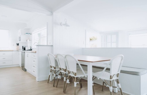 Woy Woy House | A waterfront retreat with private jetty and games room (Pet friendly!)